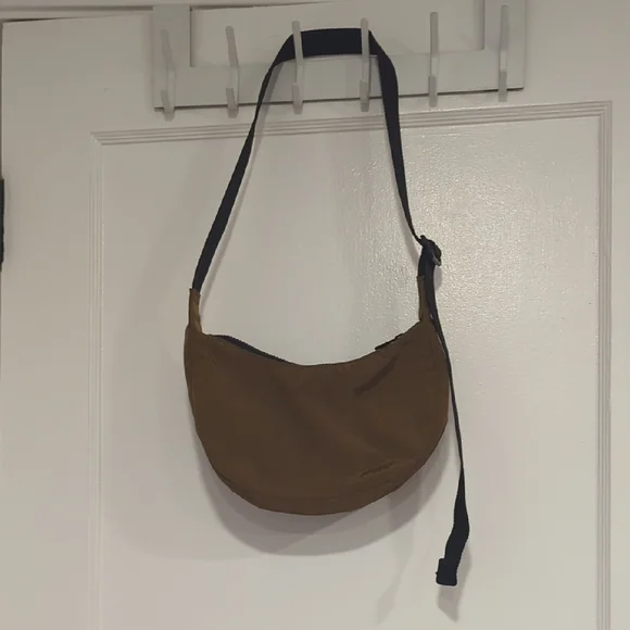 Baggu ⚡ Olive 🫒 Small Nylon Crescent Bag - Picture 3 of 4